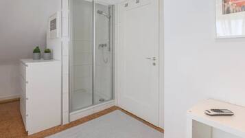 Dusche, Haartrockner, Handtücher, Seife