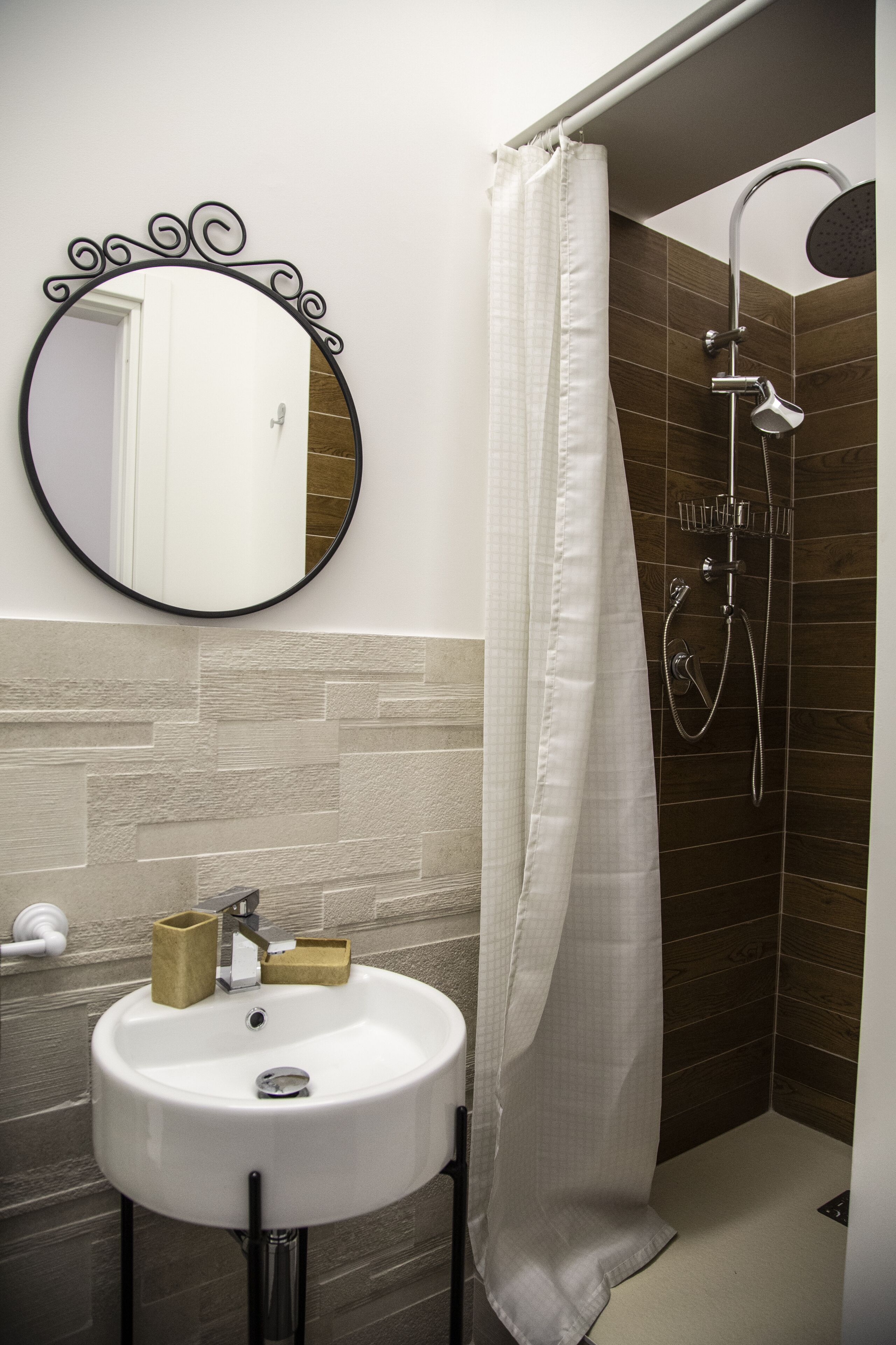 Suite, balcone | Bagno | Doccia, set di cortesia gratuito, asciugacapelli, bidet