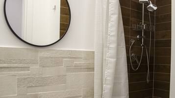 Suite, balcon | Salle de bain