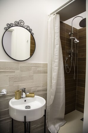 Suite, Balkon | Badezimmer | Dusche, kostenlose Toilettenartikel, Haartrockner, Bidet