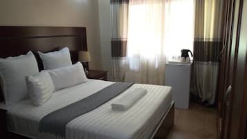 Minibar, desk, laptop workspace, free WiFi