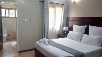 Minibar, desk, laptop workspace, free WiFi