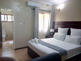 Minibar, desk, laptop workspace, free WiFi