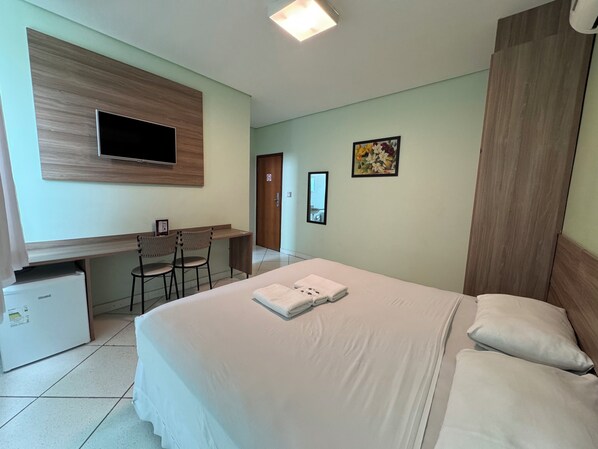 Quarto casal | Frigobar, Wi-Fi de cortesia, roupa de cama