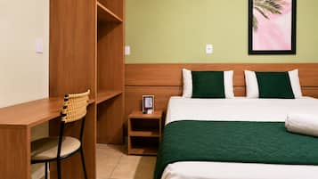 Una habitación de hotel con cama, escritorio y silla.