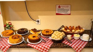 A buffet table with various cakes, pastries, and dairy products. - Domus Hotel Veneza - Ipatinga (Ipatinga)