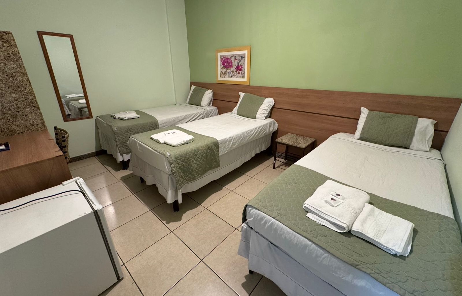 Quarto triplo | Frigobar, Wi-Fi de cortesia, roupa de cama