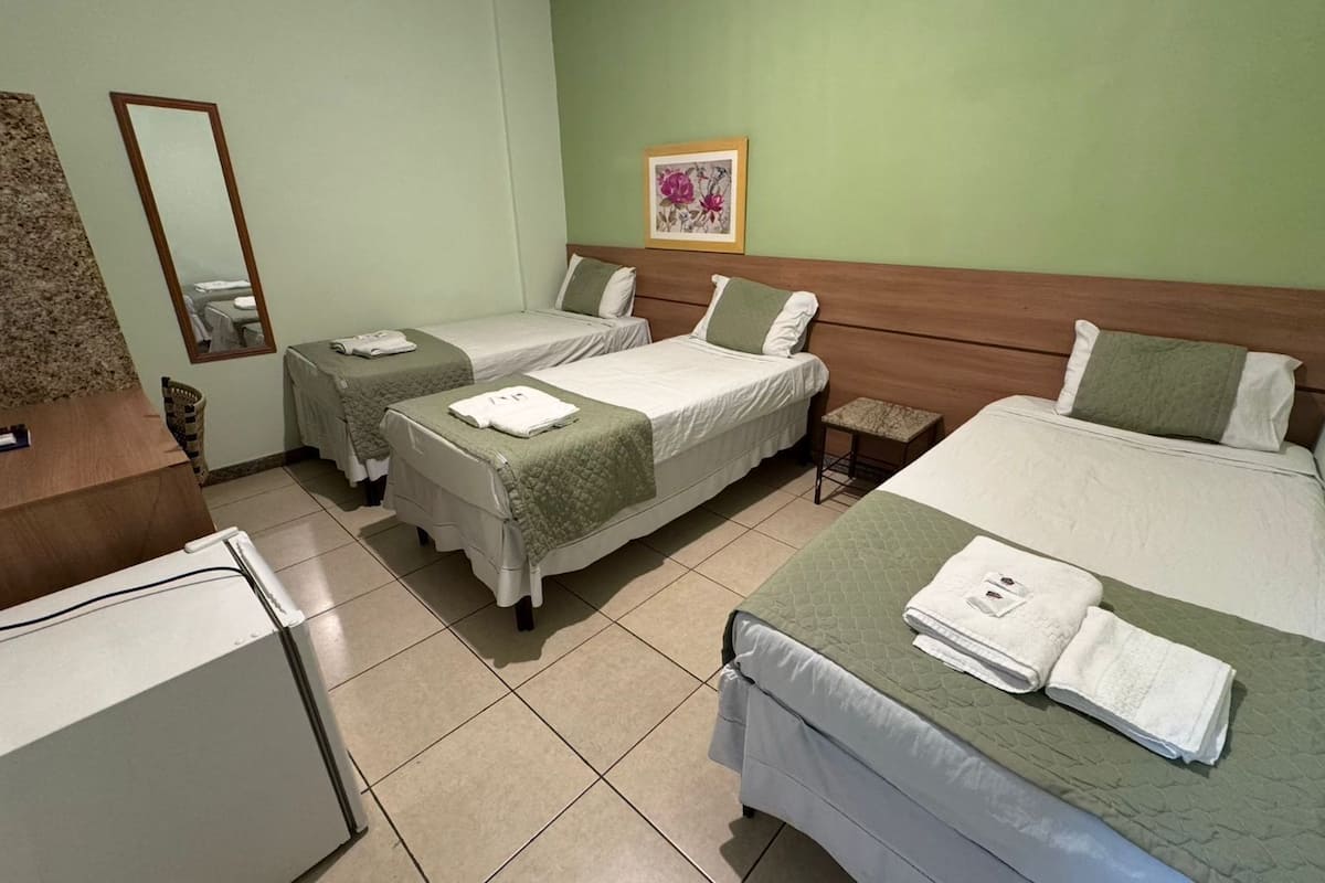 Quarto triplo | Frigobar, Wi-Fi de cortesia, roupa de cama