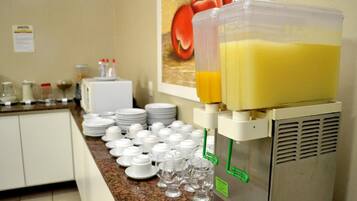 Café da manhã com buffet grátis todos os dias