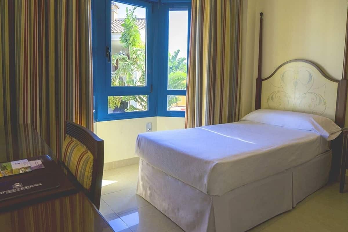 single room | 1 bedroom, minibar, desk, blackout curtains