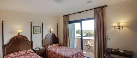 Twin Room | 1 bedroom, minibar, desk, blackout drapes