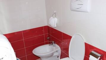 Douche, douche à « effet pluie », articles de toilette gratuits