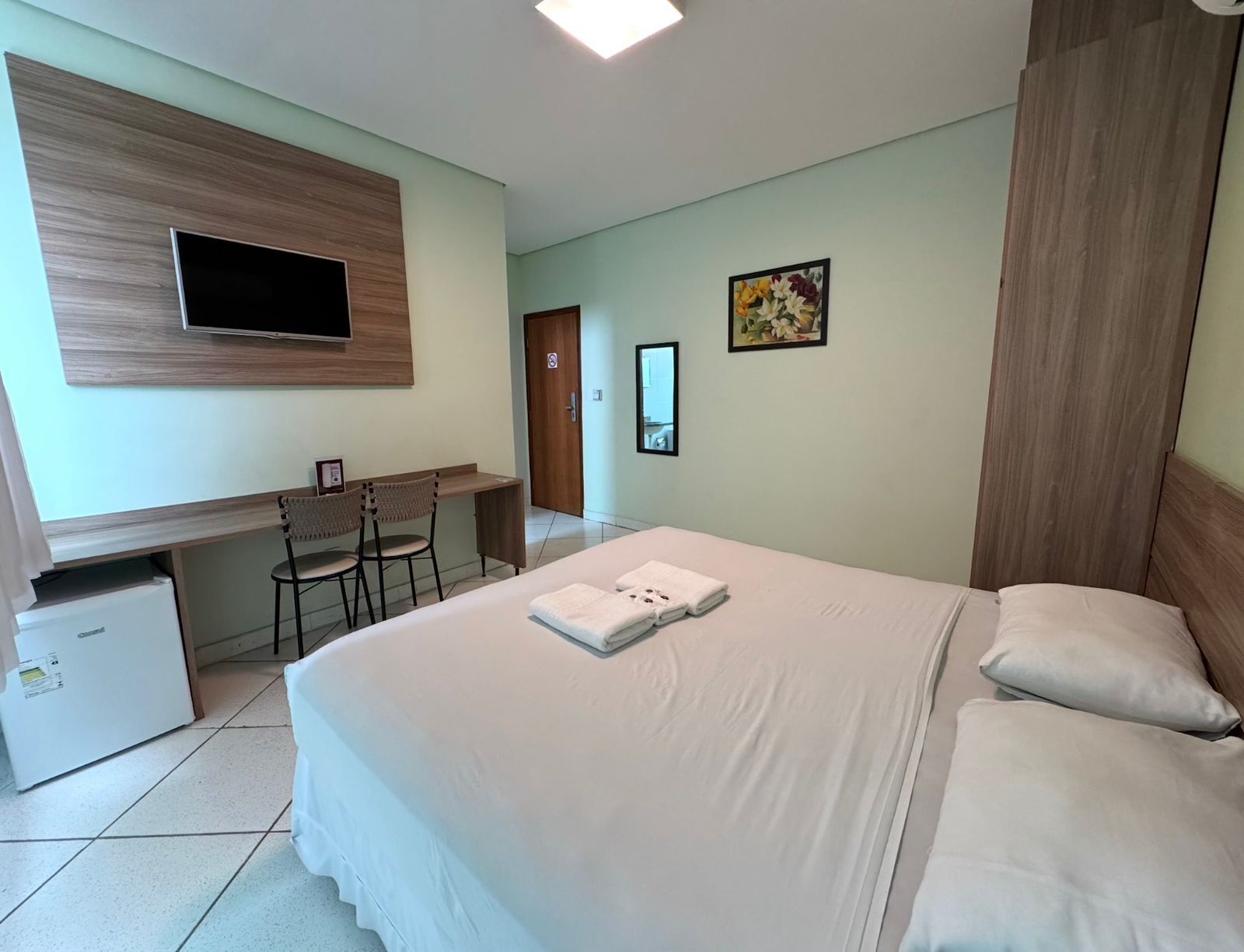 Quarto casal standard | Escrivaninha, Wi-Fi de cortesia, roupa de cama