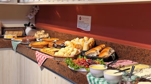 A buffet with various food items including bread, pastries, and salads. - Domus Hotel Cidade Nobre – Ipatinga (Ipatinga)