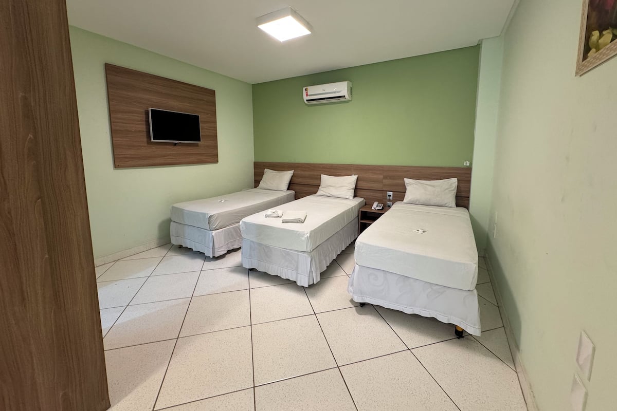 Tripla Standard | Una scrivania, Wi-Fi gratuito, lenzuola