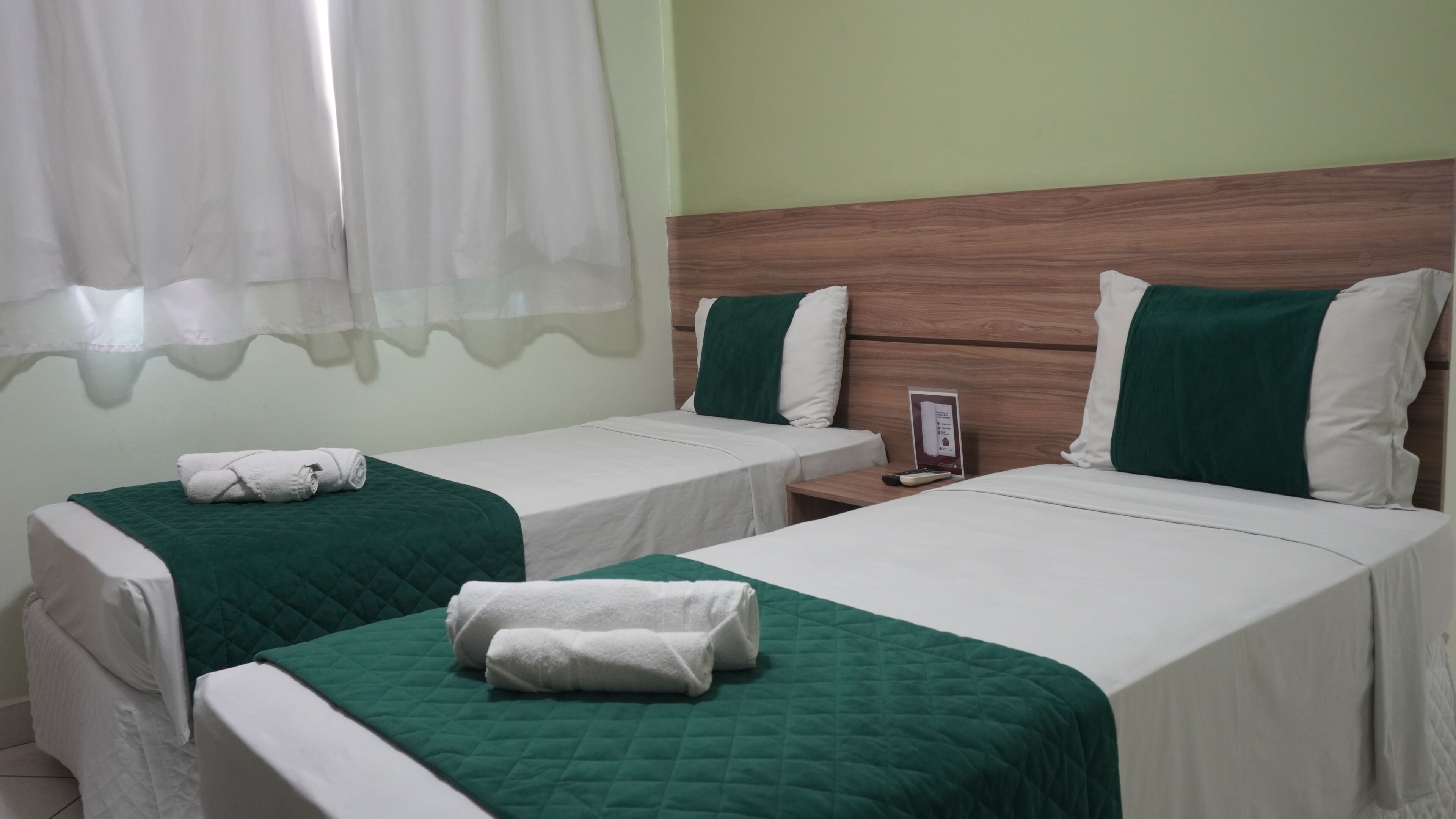 Standard Twin Room | Desk, WiFi (free), bed sheets