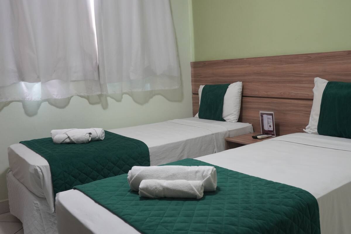 Standard Twin Room | Desk, WiFi (free), bed sheets