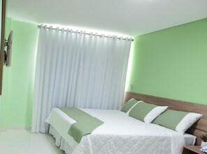 Escritorio, wifi gratis y ropa de cama