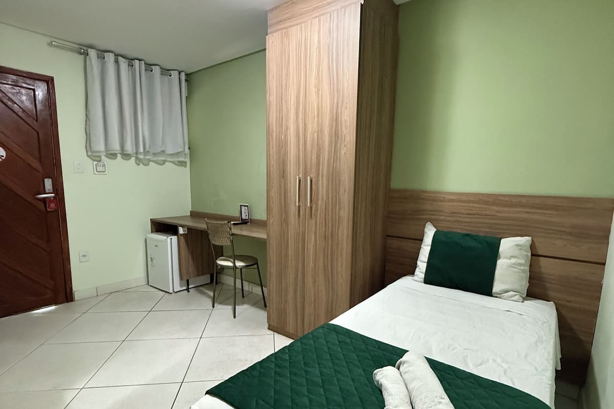 Enkeltrom – standard | Skrivebord, wi-fi (inkludert) og sengetøy