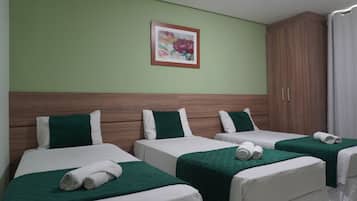 Habitación triple económica | Escritorio, wifi gratis, ropa de cama