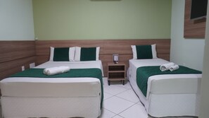Quarto triplo standard | Escrivaninha, Wi-Fi de cortesia, roupa de cama