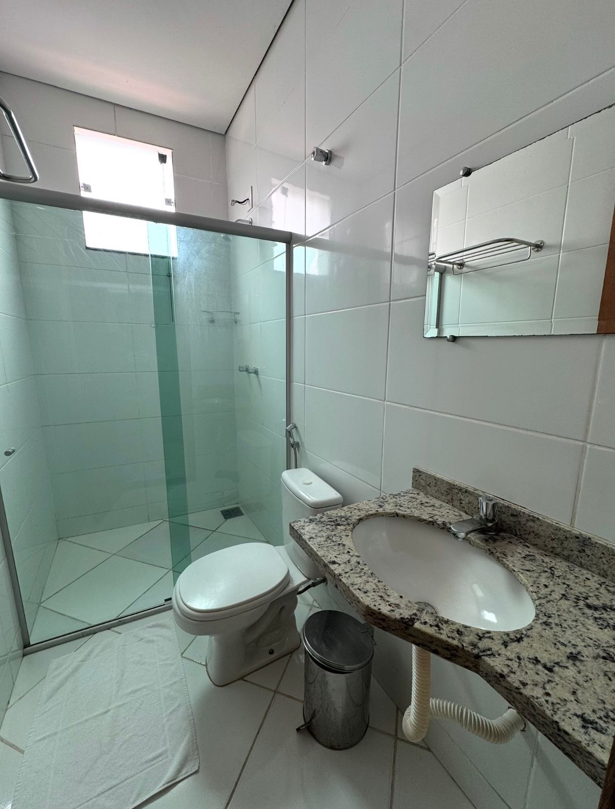 Quarto casal standard | Banheiro | Chuveiro, toalhas de banho, sabonete, shampoo