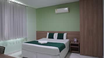 Escritorio, wifi gratis y ropa de cama