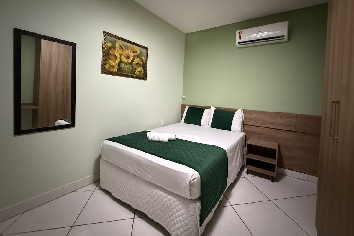 Escritorio, wifi gratis y ropa de cama