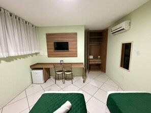 Quarto duplo standard | Escrivaninha, Wi-Fi de cortesia, roupa de cama