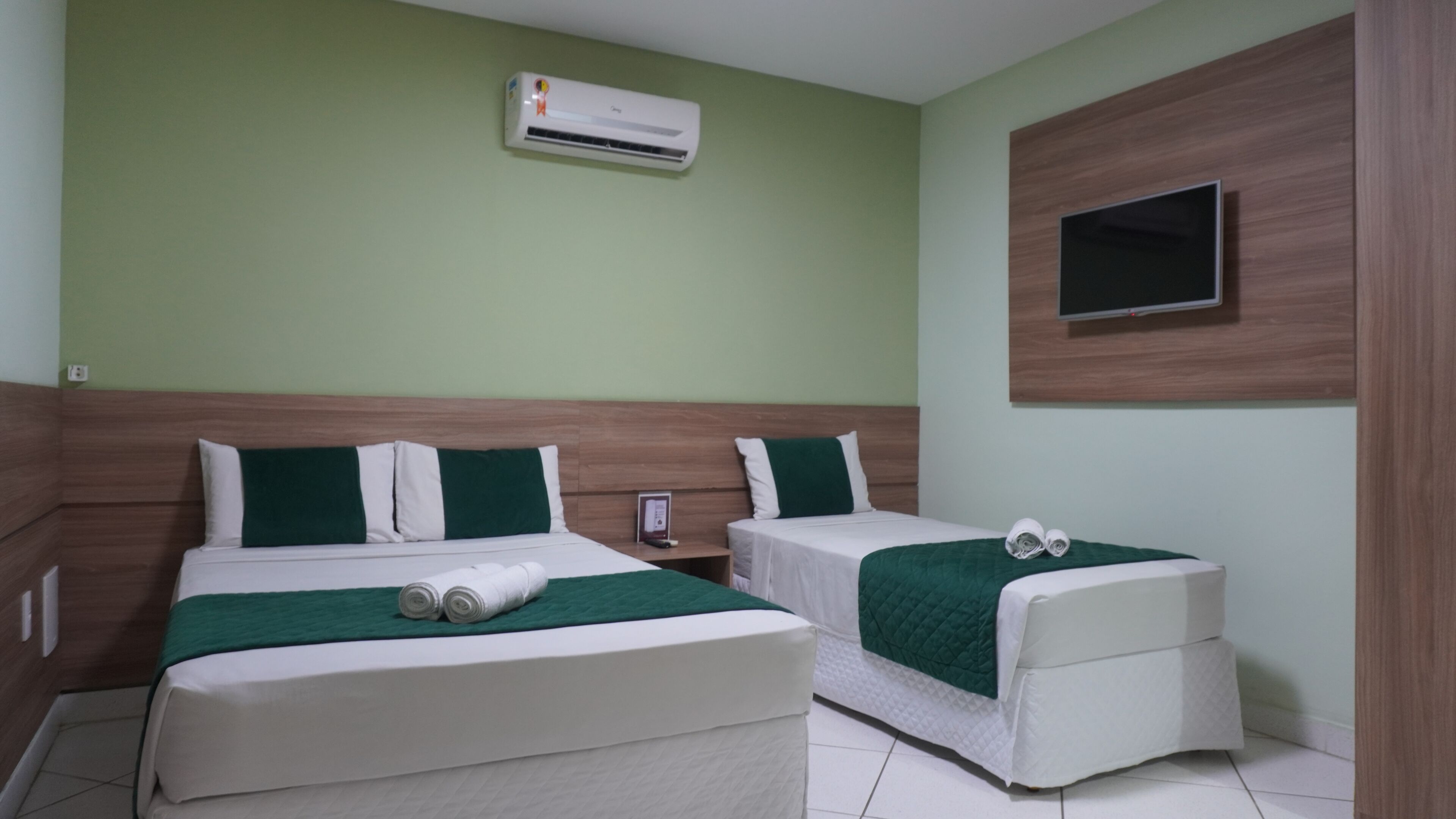 Standard Triple Room | Desk, WiFi (free), bed sheets