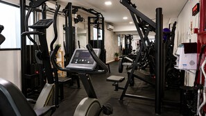 A gym with various exercise equipment, including a treadmill, weight machines, and free weights. - Domus Hotel Cidade Nobre – Ipatinga (Ipatinga)