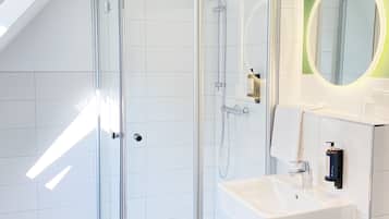 Vierbettzimmer | Badezimmer | Dusche, Haartrockner, Handtücher, Seife