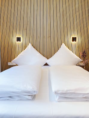 Double Room | Minibar, in-room safe, desk, blackout curtains - Hotel Xenia (Flensburg)