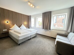 Trippelrum | Minibar, värdeförvaringsskåp på rummet och skrivbord