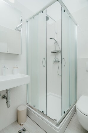 Double Room, Kitchenette (4) | Bathroom - Sia Downtown Apartments (Zagreb)