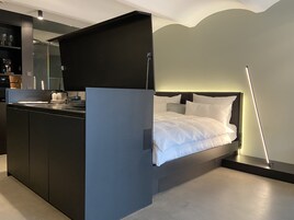 Full-size fridge, microwave, oven, stovetop