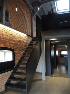 Loft supérieur | Aire de séjour | Téléviseur à DEL de 45 po avec télévision par satellite, téléviseur