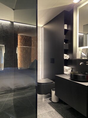 Appartement supérieur | Salle de bain | Articles de toilette griffés, séchoir à cheveux