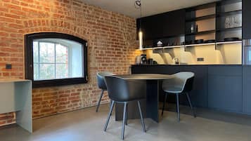 Superior appartement | Privékeuken | Een koelkast met diepvriezer, een microgolfoven, een oven, een kookplaat