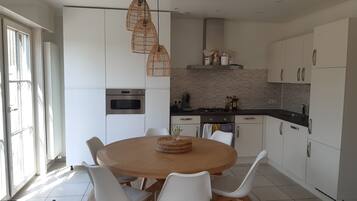 Een koelkast, een magnetron, een oven, een kookplaat