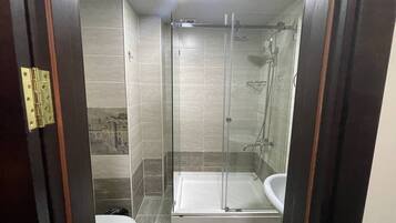 Classic Triple Room | Bathroom