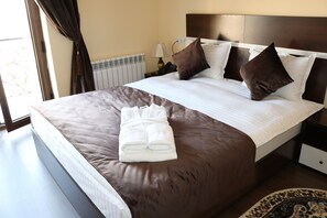 Quarto casal standard, 1 cama King | Roupas de cama premium, frigobar, cofres nos quartos, escrivaninha
