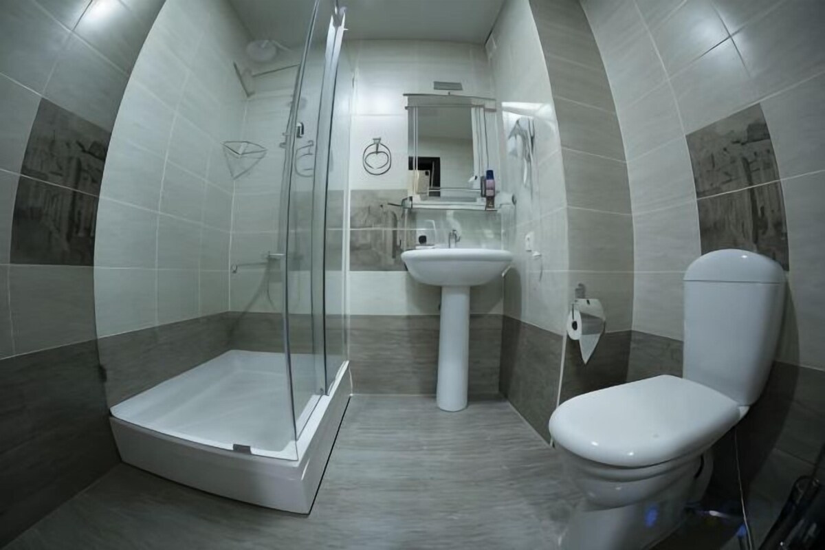 Shower, free toiletries, hair dryer, bathrobes