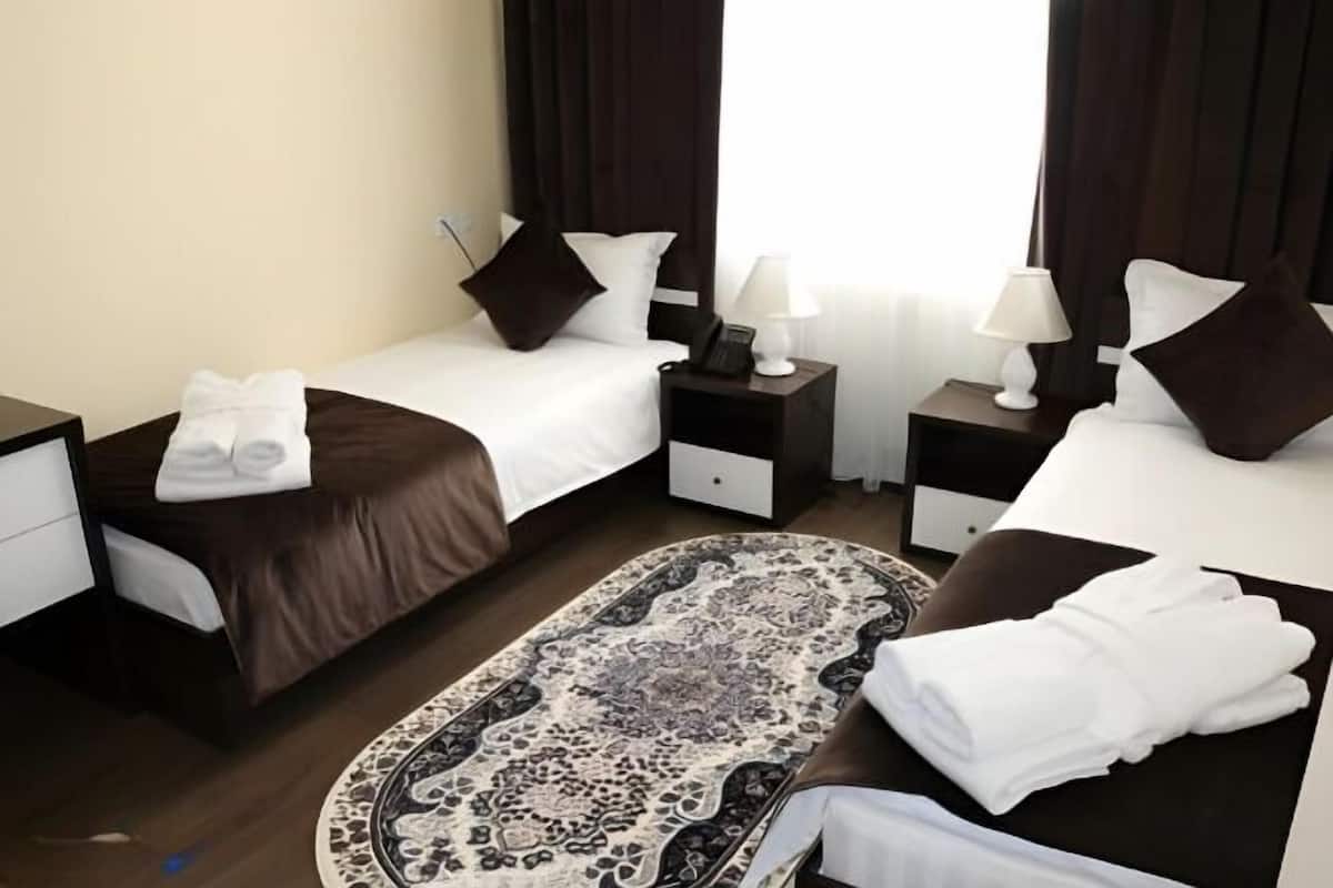 Hochwertige Bettwaren, Minibar, Zimmersafe, Schreibtisch