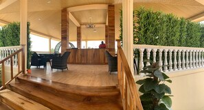 2 restaurants, breakfast, lunch served; local and international cuisine - Nimi Beach Resort (Freetown)