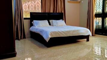 Habitació doble Deluxe | Cortines opaques, planxa i posts de planxar i roba de llit