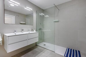 Douche, séchoir à cheveux, bidet, serviettes fournies