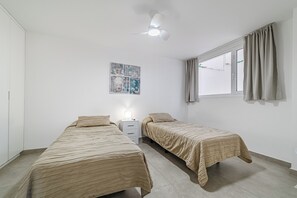 2 bedrooms, desk, iron/ironing board, WiFi