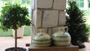A stone pillar with two ceramic vases on top. - Rural house viaverde del Tajuña (Perales de Tajuña)