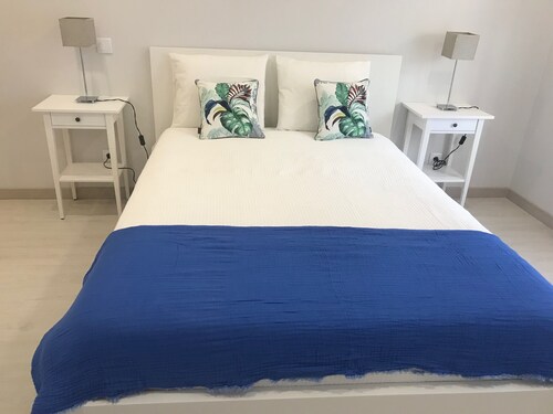 Chambre dans une maison neuve dans la zone centrale du village